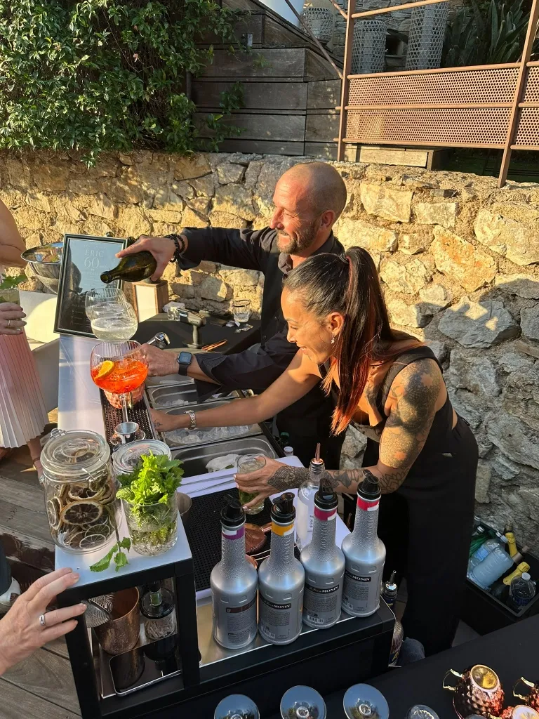 Barmans souriants en pleine préparation