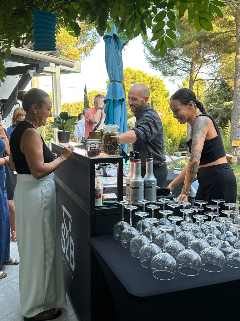 Ambiance conviviale avec le barman