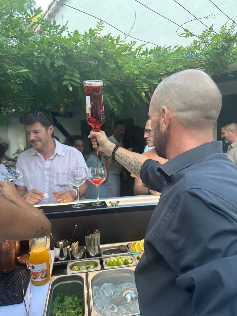 Spectacle de barman et versement en hauteur