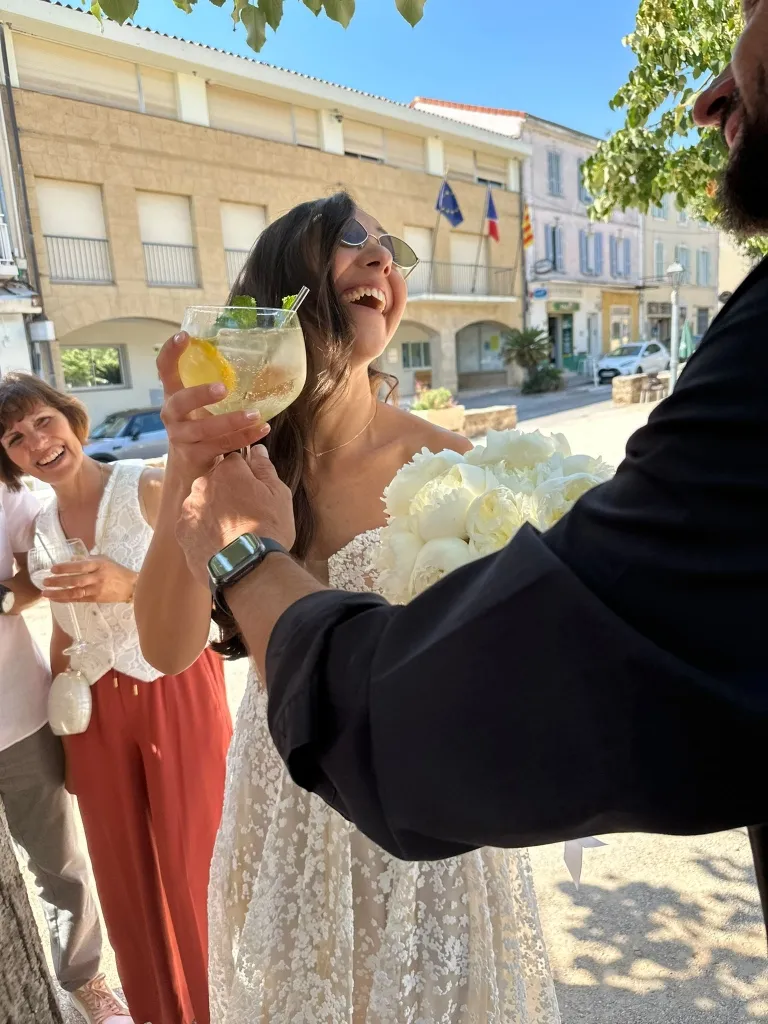 Sortie de Mairie à Carqueiranne : Le Rafraîchissement Inattendu du Mariage de Sharon & Florian
