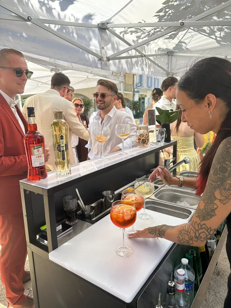 Barmaid préparant des Spritz